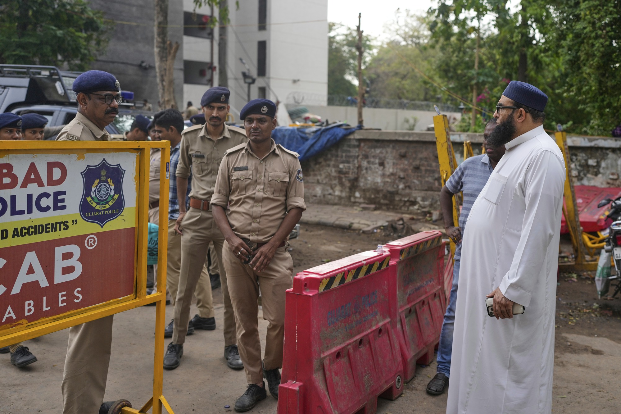 Air India bồi thường cho gia đình các nạn nhân vụ rơi máy bay - Ảnh 1. Air India bồi thường cho gia đình các nạn nhân vụ rơi máy bay - Ảnh 1.