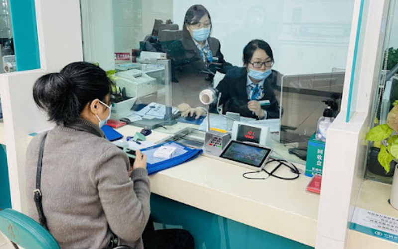 Chồng qua đời để lại sổ tiết kiệm 15 tỷ đồng, vợ chết sững khi ra ngân hàng yêu cầu rút tiền: “Cô không có quyền”- Ảnh 1.