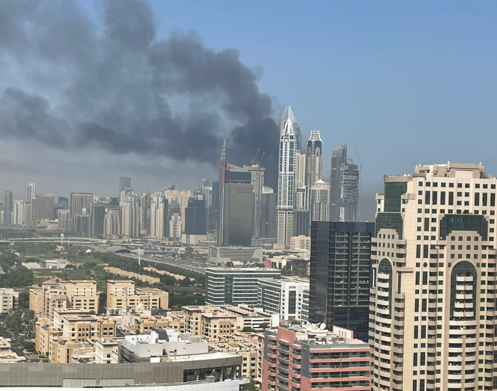 Hỏa hoạn bao trùm tòa nhà chọc trời ở Dubai, gần 4.000 cư dân tháo chạy trong đêm - Ảnh 1. Hỏa hoạn bao trùm tòa nhà chọc trời ở Dubai, gần 4.000 cư dân tháo chạy trong đêm - Ảnh 1.