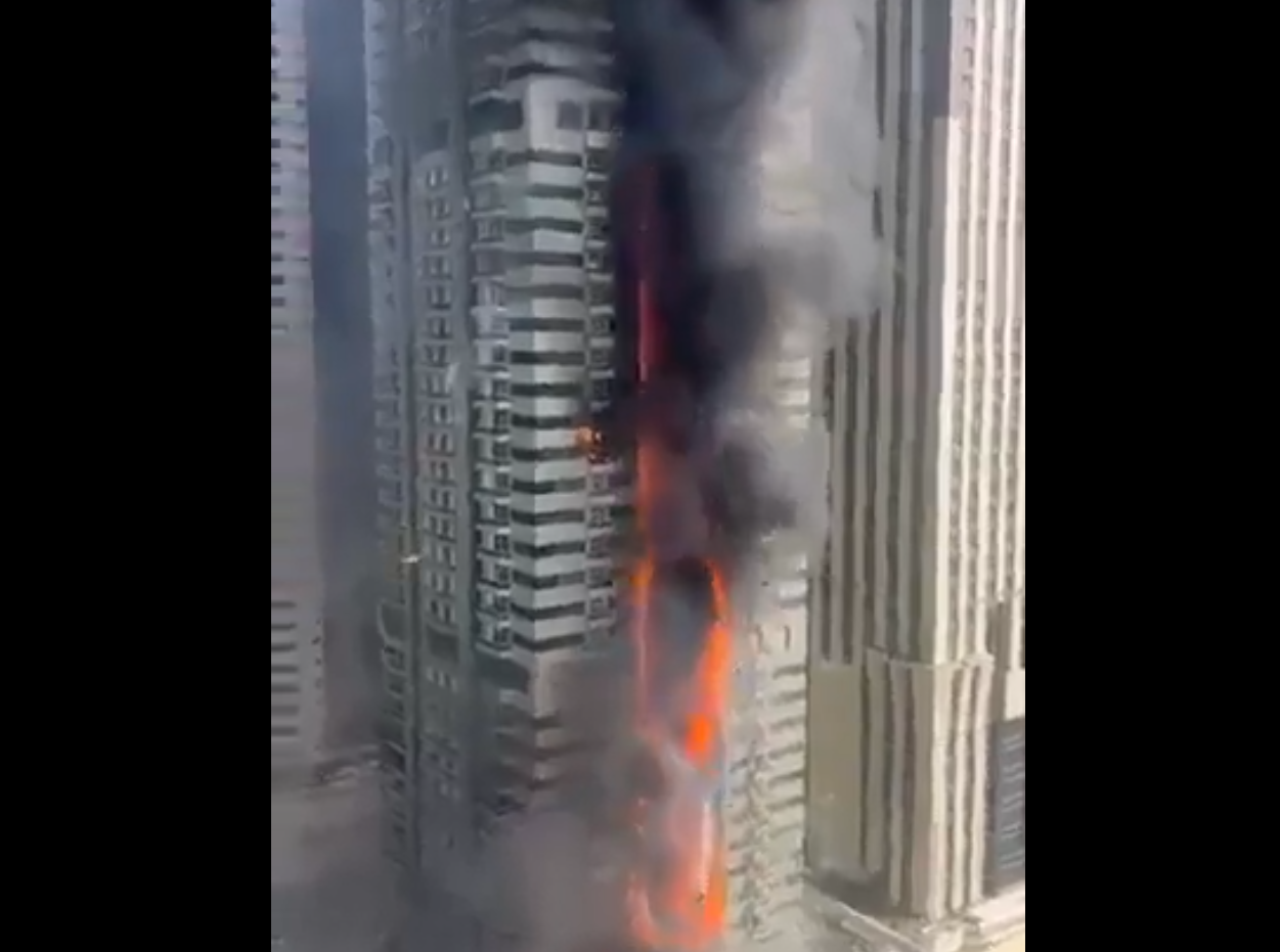 Hỏa hoạn bao trùm tòa nhà chọc trời ở Dubai, gần 4.000 cư dân tháo chạy trong đêm - Ảnh 2. Hỏa hoạn bao trùm tòa nhà chọc trời ở Dubai, gần 4.000 cư dân tháo chạy trong đêm - Ảnh 2.