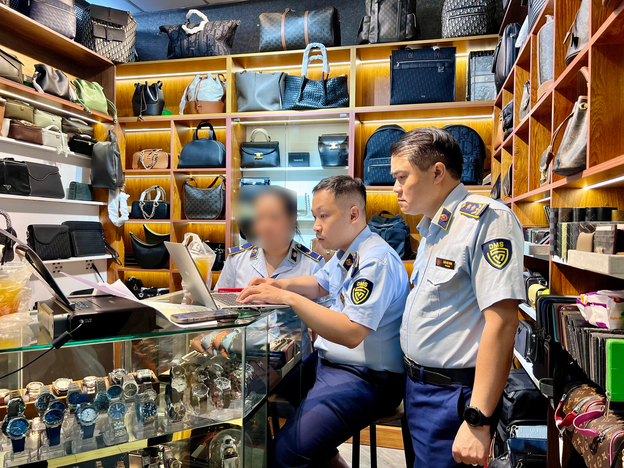 Hộ kinh doanh tại Saigon Square tiếp tục bị lực lượng chức năng kiểm tra- Ảnh 1.