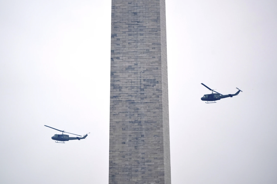 Mỹ duyệt binh rầm rộ bất chấp thời tiết xấu- Ảnh 1.