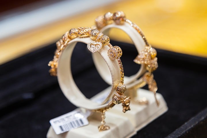 Giá vàng hôm nay 16/6: Chưa ngừng tăng, vượt xa 3.400 USD/ounce- Ảnh 1.