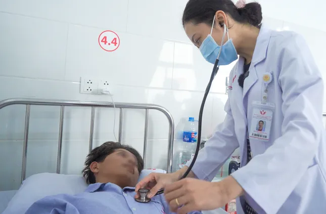 Bé trai 15 tuổi đột quỵ vì cha mẹ tưởng con bị cảm cúm, tự đi mua thuốc cho con uống: 1 DẤU HIỆU cảnh báo nhưng bị nhiều người xem nhẹ- Ảnh 1.