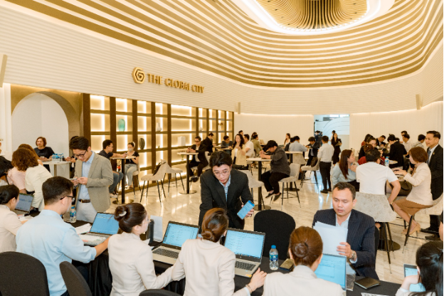 Hàng trăm khách hàng tham dự sự kiện giới thiệu chính thức dự án Lumière Midtown - Ảnh 1.