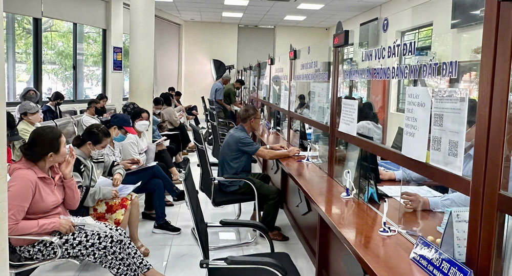 Hồ sơ đất đai tăng đột biến - Ảnh 1. Hồ sơ đất đai tăng đột biến - Ảnh 1.