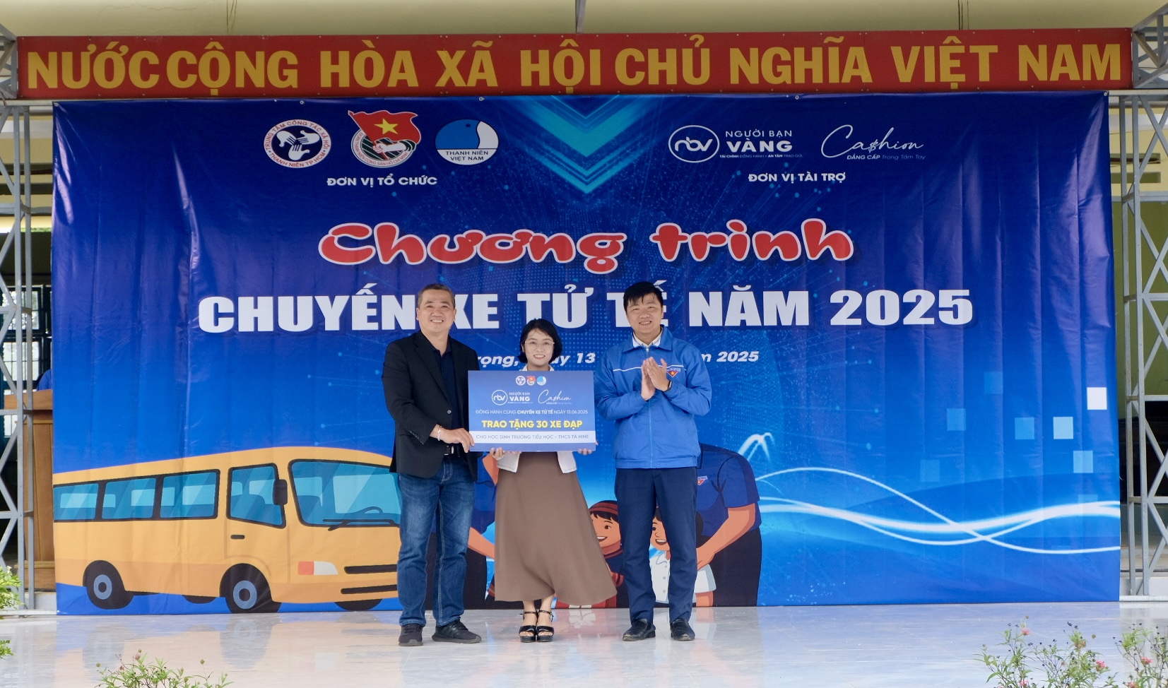 Người Bạn Vàng và Cashion tặng xe đạp, nối tiếp ước mơ cho học sinh dân tộc thiểu số - Ảnh 3. Người Bạn Vàng và Cashion tặng xe đạp, nối tiếp ước mơ cho học sinh dân tộc thiểu số - Ảnh 3.