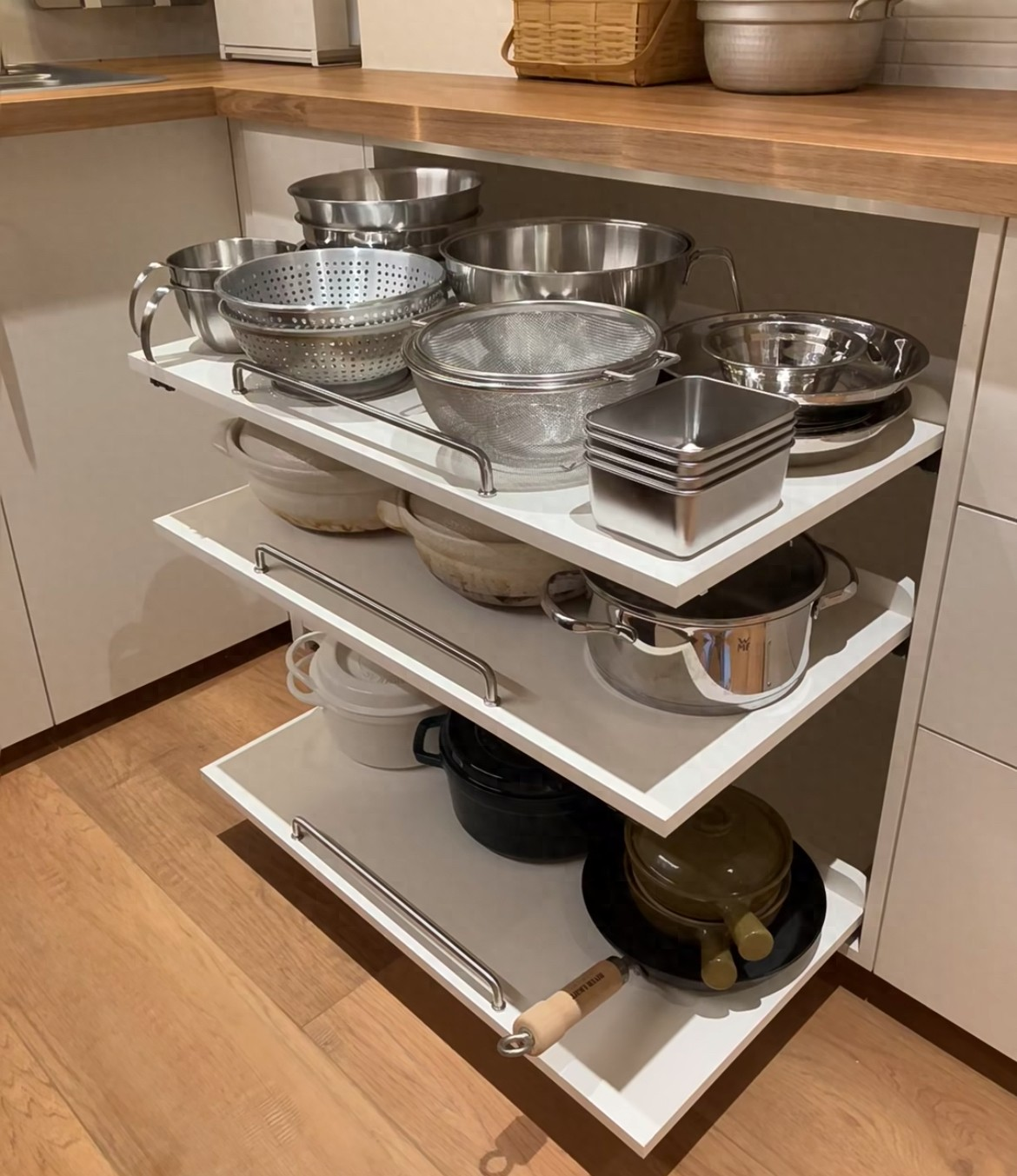 Tôi thử 10 cách cất nồi của cư dân mạng và bếp của tôi gọn hơn cả showroom!- Ảnh 2.