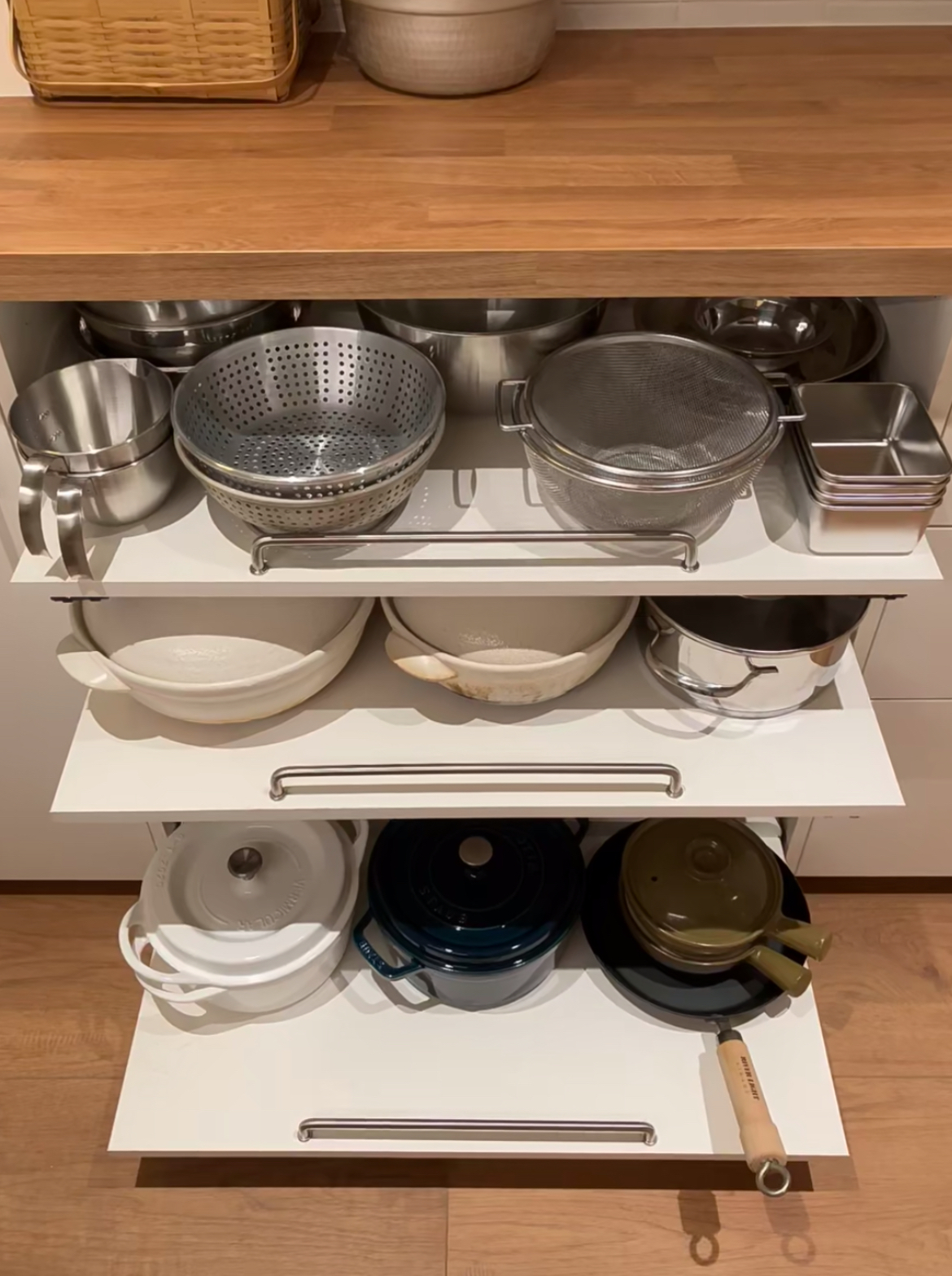 Tôi thử 10 cách cất nồi của cư dân mạng và bếp của tôi gọn hơn cả showroom!- Ảnh 1.