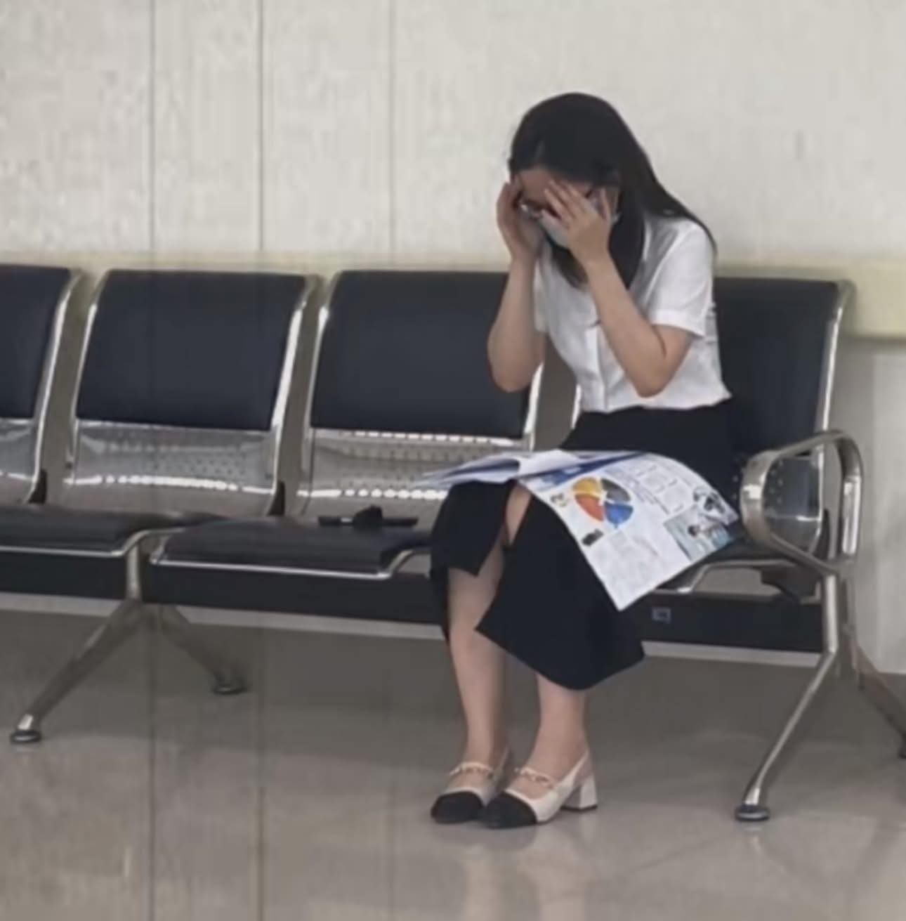 Sự thật nhói lòng về bức ảnh cô gái khóc nức nở, tay run lẩy bẩy ở hành lang bệnh viện- Ảnh 1. Sự thật nhói lòng về bức ảnh cô gái khóc nức nở, tay run lẩy bẩy ở hành lang bệnh viện- Ảnh 1.