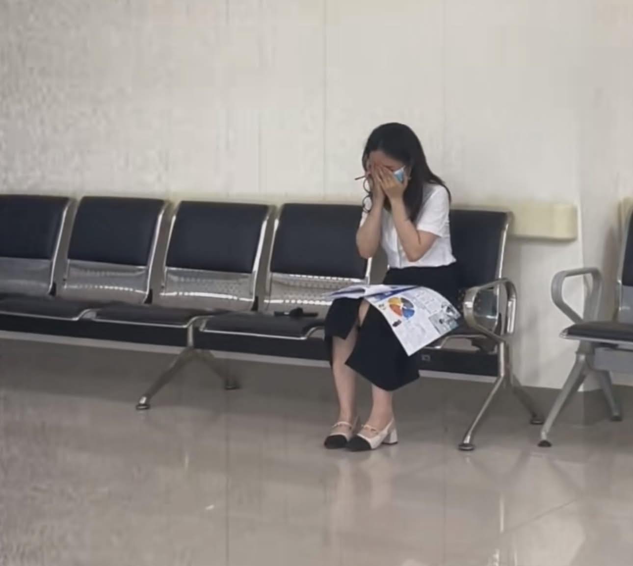 Sự thật nhói lòng về bức ảnh cô gái khóc nức nở, tay run lẩy bẩy ở hành lang bệnh viện- Ảnh 2. Sự thật nhói lòng về bức ảnh cô gái khóc nức nở, tay run lẩy bẩy ở hành lang bệnh viện- Ảnh 2.