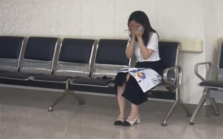 Sự thật nhói lòng về bức ảnh cô gái khóc nức nở, tay run lẩy bẩy ở hành lang bệnh viện - Ảnh 1. Sự thật nhói lòng về bức ảnh cô gái khóc nức nở, tay run lẩy bẩy ở hành lang bệnh viện - Ảnh 1.