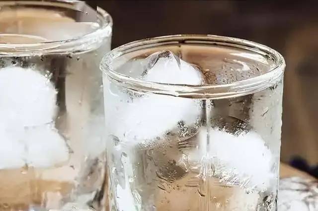 Nếu cứ uống nước như thế này, mạch máu của bạn sẽ bị hủy hoại: Có 3 điều không nên làm khi uống nước- Ảnh 4. Nếu cứ uống nước như thế này, mạch máu của bạn sẽ bị hủy hoại: Có 3 điều không nên làm khi uống nước- Ảnh 4.