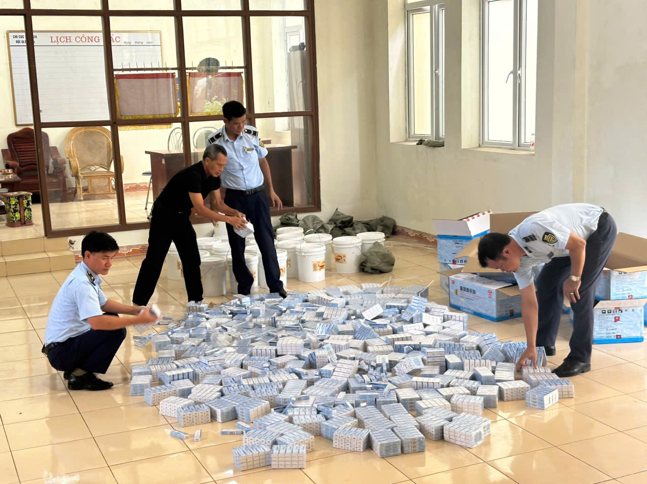 Khám xét 20 chiếc thùng nhựa ở Quảng Ninh, phát hiện sự thật bên trong- Ảnh 1. Khám xét 20 chiếc thùng nhựa ở Quảng Ninh, phát hiện sự thật bên trong- Ảnh 1.
