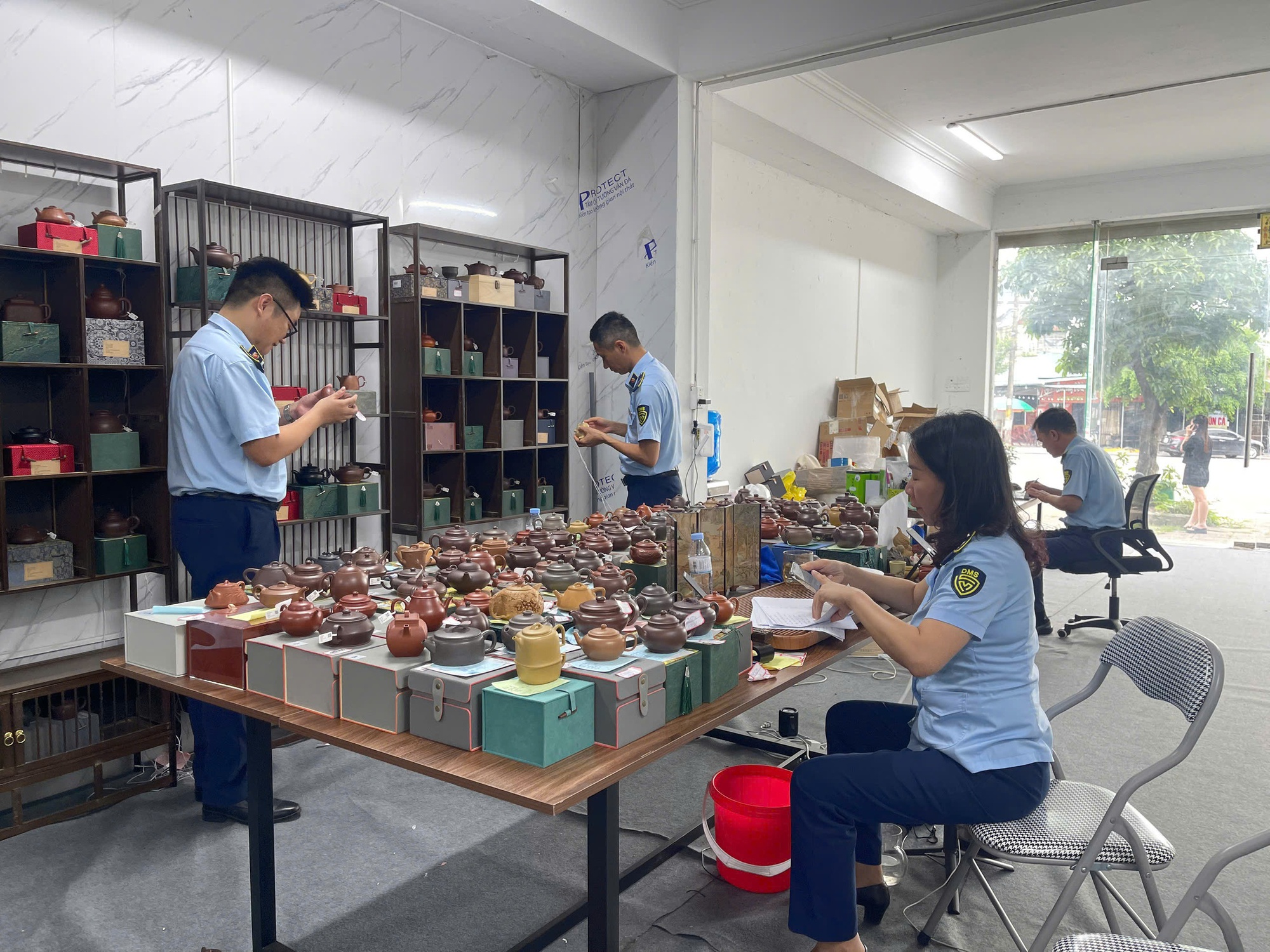 Khám xét 20 chiếc thùng nhựa ở Quảng Ninh, phát hiện sự thật bên trong- Ảnh 2. Khám xét 20 chiếc thùng nhựa ở Quảng Ninh, phát hiện sự thật bên trong- Ảnh 2.