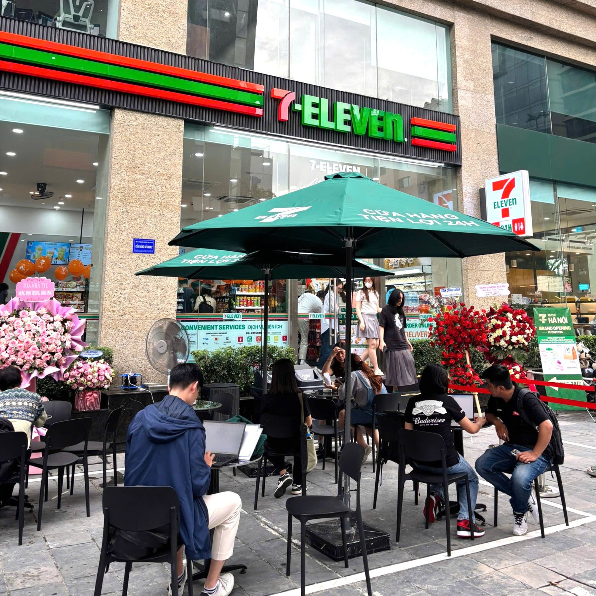 Đổ bộ Thủ đô: 7-Eleven tăng tốc mở chuỗi, 11 ngày mở hai cửa hàng - Ảnh 1.
