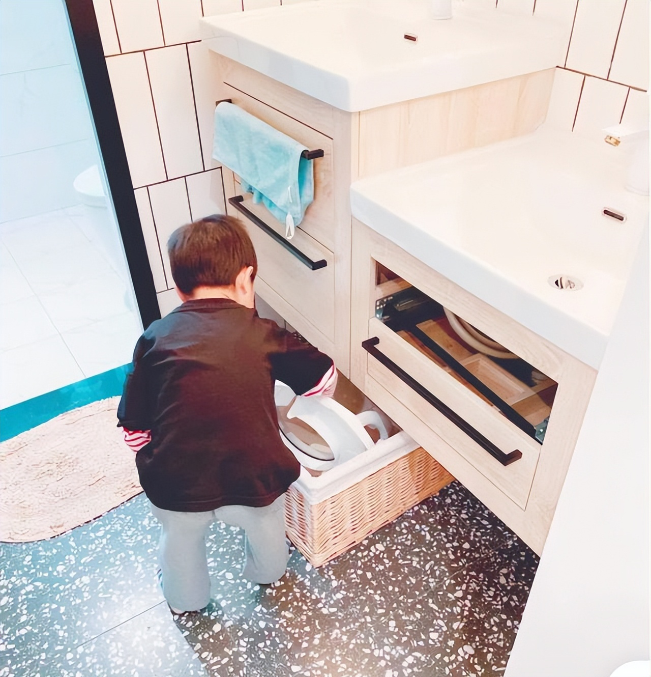 Mẹ ba con gây sốt vì biến căn hộ 99m² thành “thế giới lưu trữ”: Không TV, không dư đồ, cả ba thế hệ sống vẫn gọn gàng- Ảnh 27. Mẹ ba con gây sốt vì biến căn hộ 99m² thành “thế giới lưu trữ”: Không TV, không dư đồ, cả ba thế hệ sống vẫn gọn gàng- Ảnh 27.