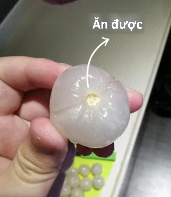 Bóc vỏ quả vải, phần đen trên cuống là gì? Nhiều người nghĩ là 