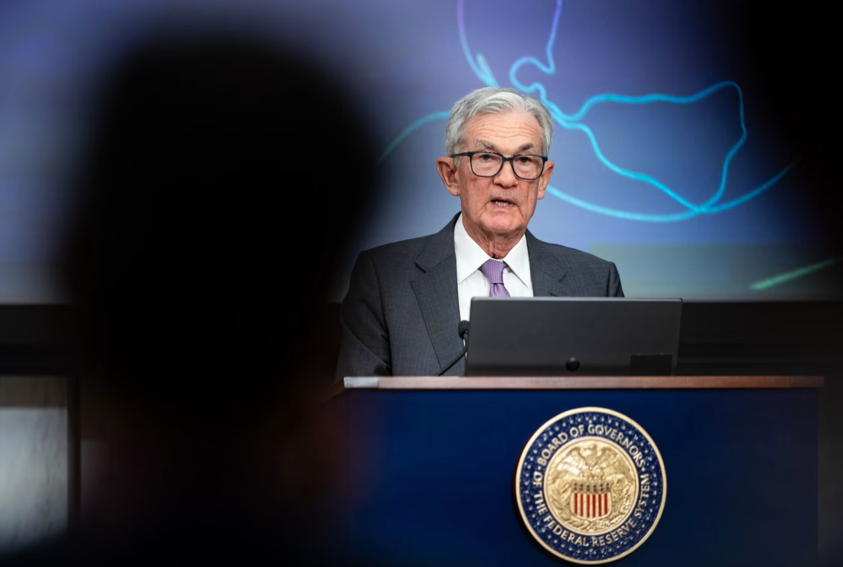 Fed giữ nguyên lãi suất, phát tín hiệu sẽ cắt giảm 2 lần trong năm nay- Ảnh 1.