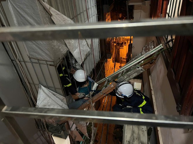 Hà Nội: Dùng thang, cắt cửa giải cứu người phụ nữ mắc kẹt ở tầng 3 ngôi nhà - Ảnh 1.