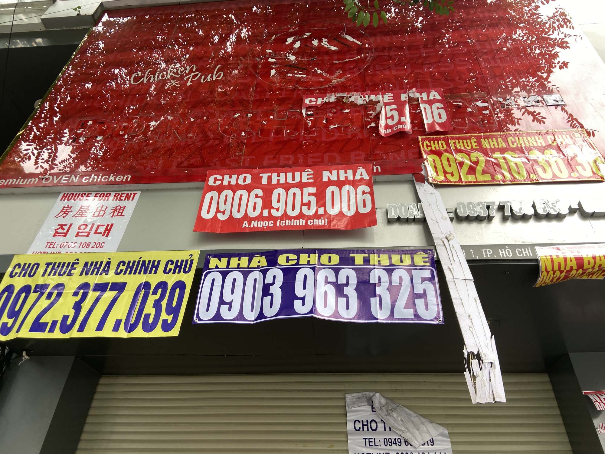 Khung cảnh lạ tại "khu nhà giàu" giữa lòng TP.HCM: Hàng loạt mặt bằng đóng cửa cho thuê, treo biển giảm giá vẫn không có khách- Ảnh 1. Khung cảnh lạ tại "khu nhà giàu" giữa lòng TP.HCM: Hàng loạt mặt bằng đóng cửa cho thuê, treo biển giảm giá vẫn không có khách- Ảnh 1.
