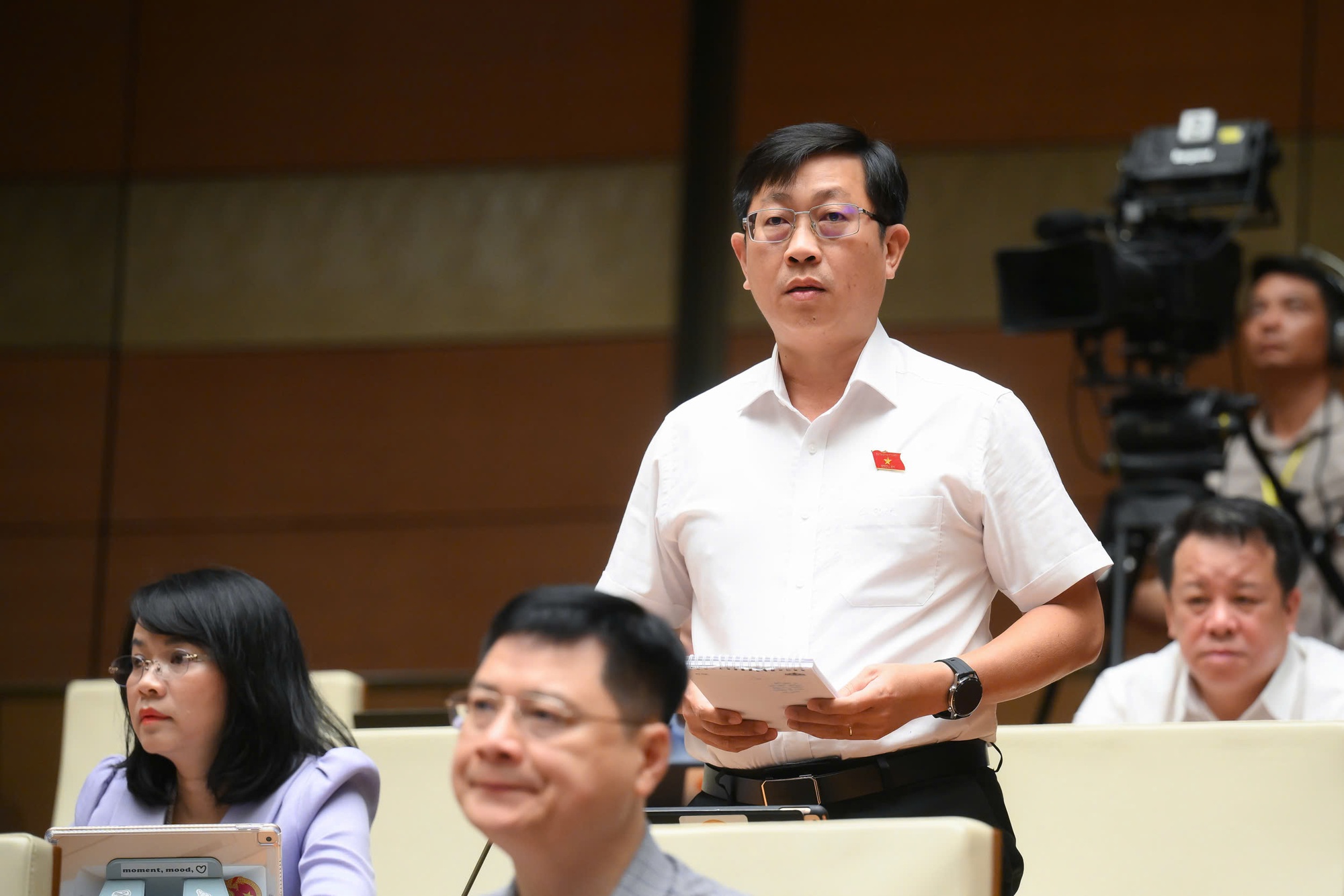 Chất vấn Bộ trưởng về thuế khoán, đại biểu nói "không ngại nộp thuế, chỉ ngại cách tính" - Ảnh 3.