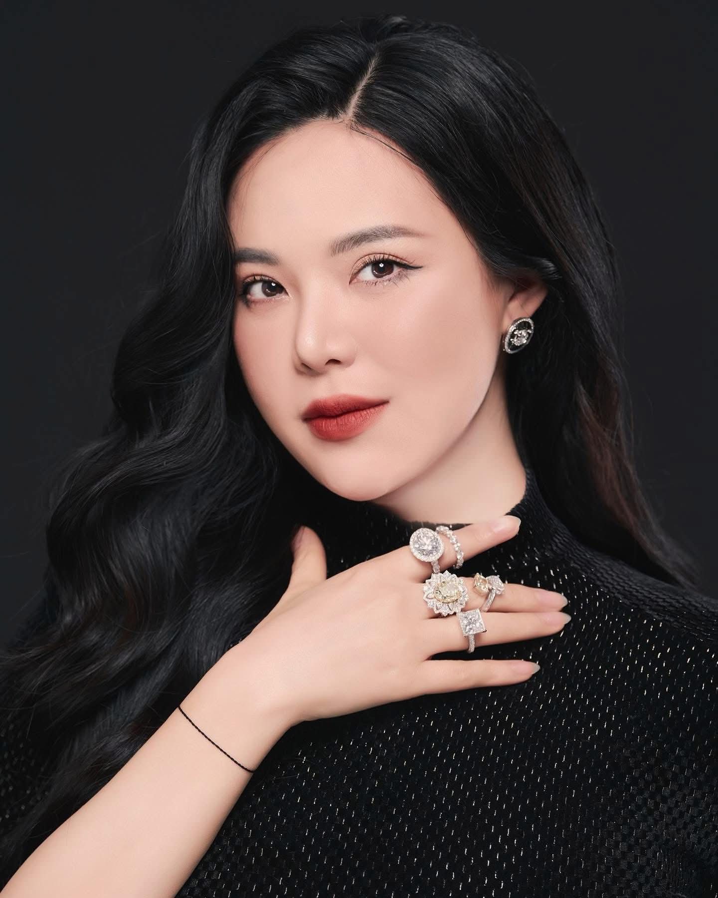 Gọi lái xe riêng là "nô bộc", chi trăm triệu sắm đồ hiệu là "cạn phước": 1 nữ chủ tịch nổi tiếng bị phản ứng - Ảnh 2. Gọi lái xe riêng là "nô bộc", chi trăm triệu sắm đồ hiệu là "cạn phước": 1 nữ chủ tịch nổi tiếng bị phản ứng - Ảnh 2.
