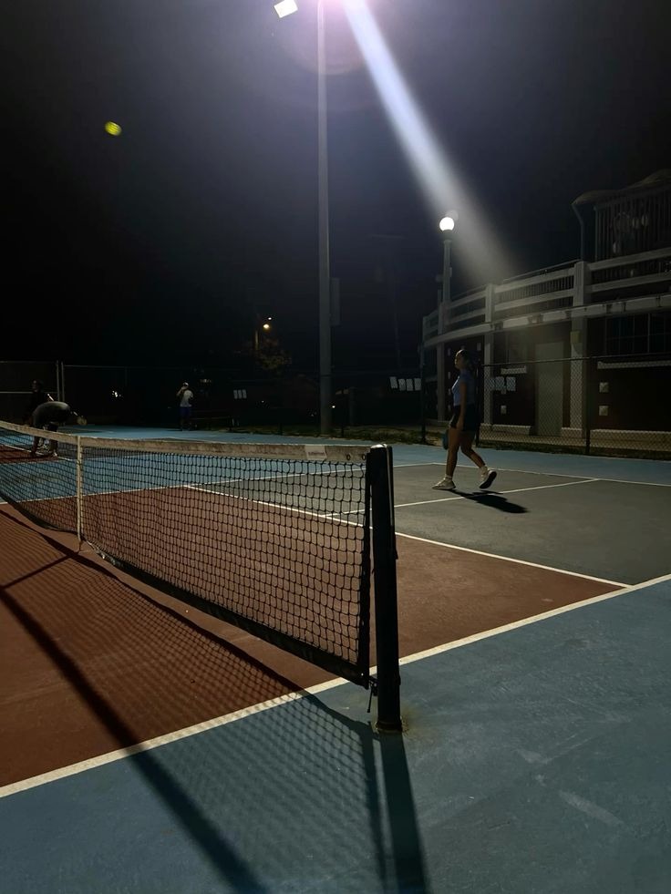 Mất ngủ v&igrave; tiếng ồn từ s&acirc;n pickleball, b&aacute;c sĩ cảnh b&aacute;o nguy cơ đ&aacute;ng lo ngại về sức khỏe tim mạch