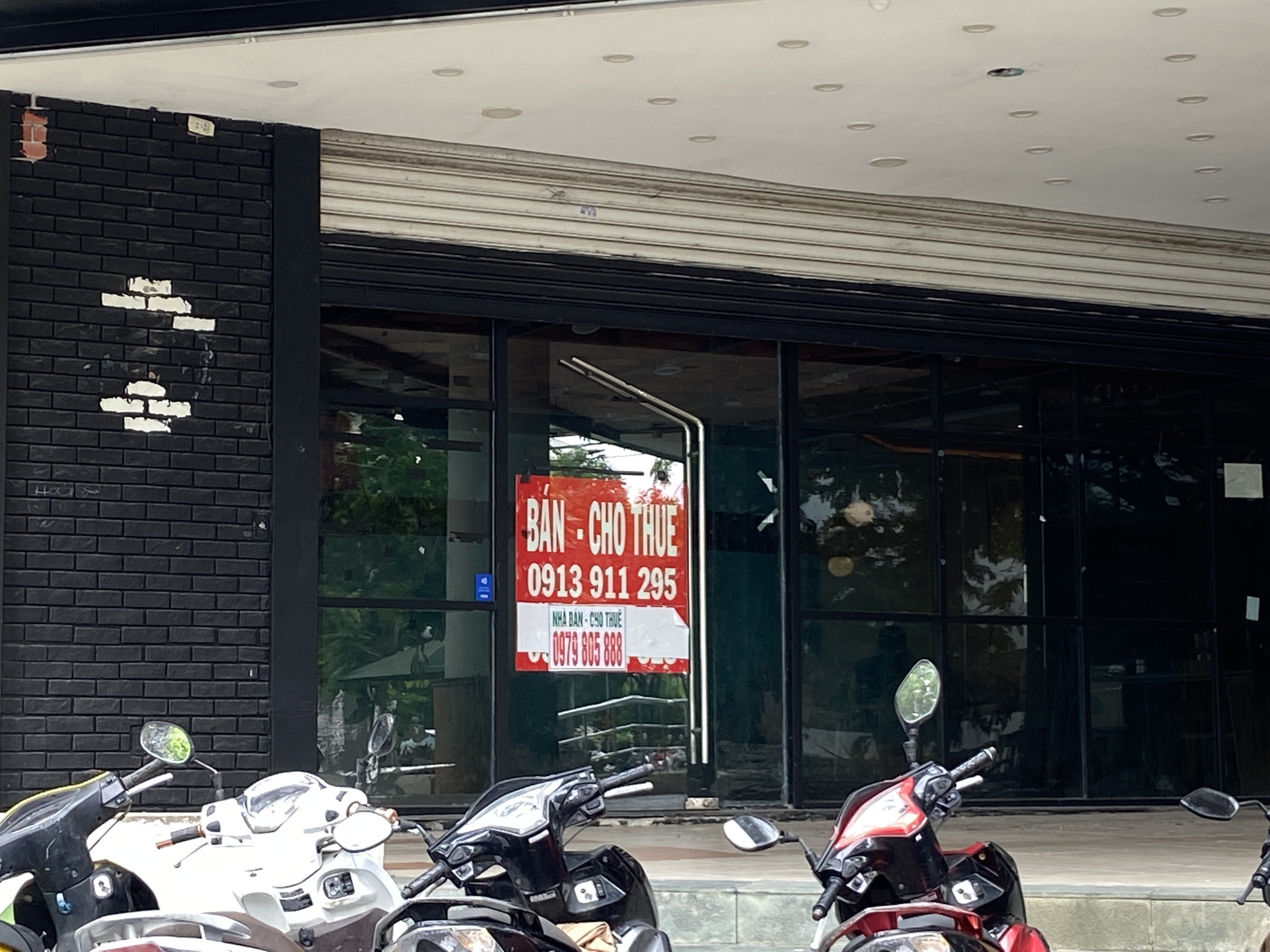Khung cảnh lạ tại "khu nhà giàu" giữa lòng TP.HCM: Hàng loạt mặt bằng đóng cửa cho thuê, treo biển giảm giá vẫn không có khách- Ảnh 2. Khung cảnh lạ tại "khu nhà giàu" giữa lòng TP.HCM: Hàng loạt mặt bằng đóng cửa cho thuê, treo biển giảm giá vẫn không có khách- Ảnh 2.