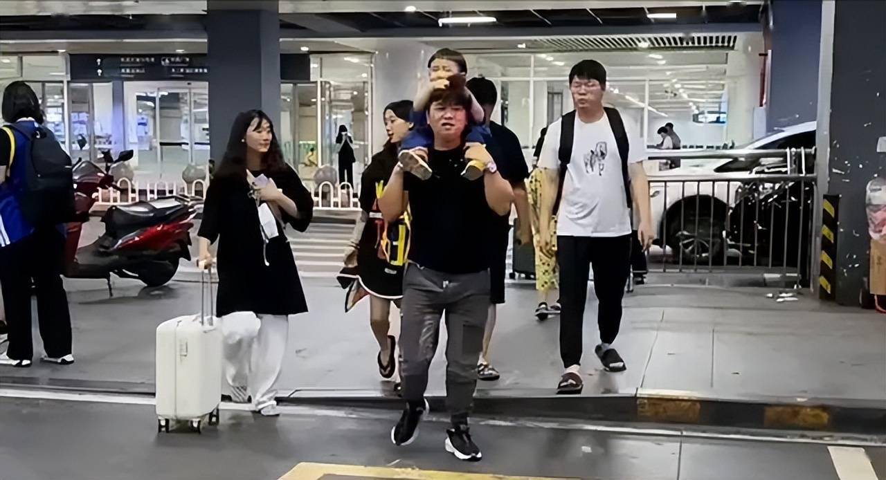 Người đàn ông khổ nhất Trung Quốc mỗi mùa nghỉ hè- Ảnh 2.