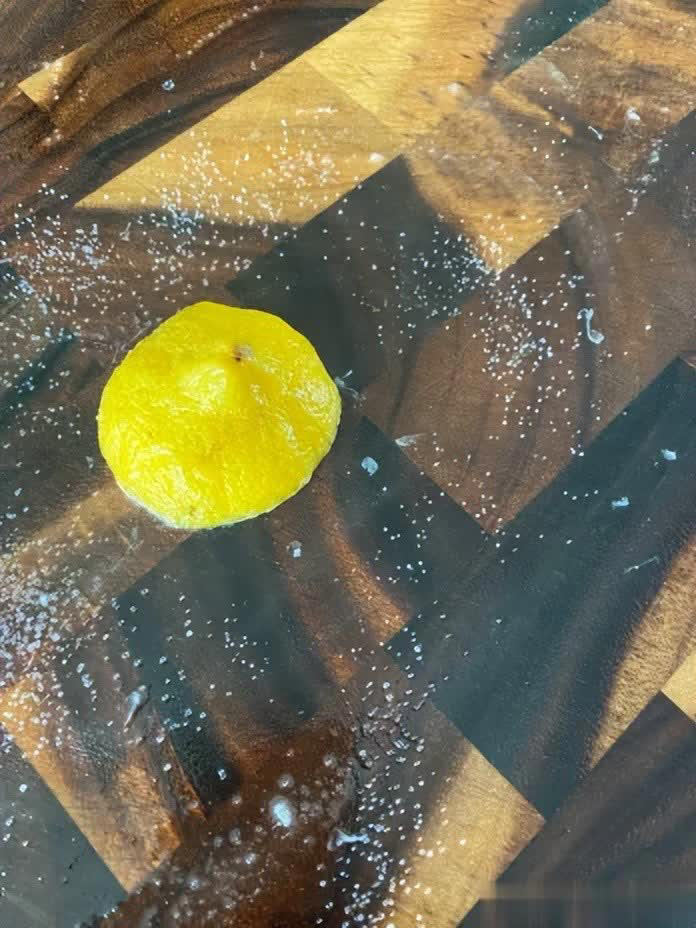 Cắt đôi quả chanh rồi "bôi khắp nhà", hiệu quả "vàng mười" khiến tôi ngỡ ngàng - Ảnh 4.