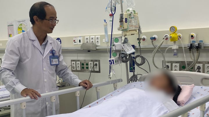 Truyền 10 lít máu cứu bệnh nhi sốt xuất huyết nặng- Ảnh 1.