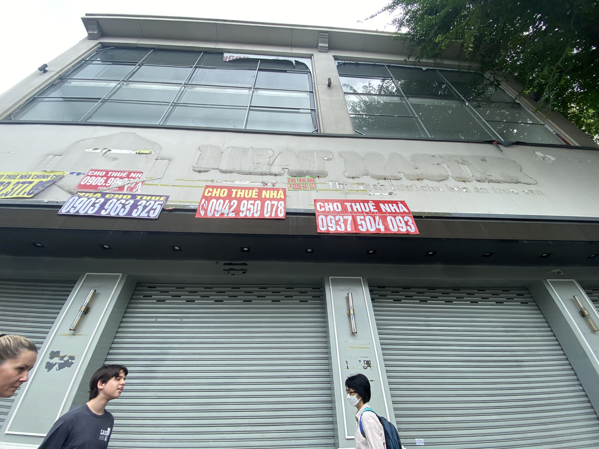 Khung cảnh lạ tại "khu nhà giàu" giữa lòng TP.HCM: Hàng loạt mặt bằng đóng cửa cho thuê, treo biển giảm giá vẫn không có khách- Ảnh 6. Khung cảnh lạ tại "khu nhà giàu" giữa lòng TP.HCM: Hàng loạt mặt bằng đóng cửa cho thuê, treo biển giảm giá vẫn không có khách- Ảnh 6.