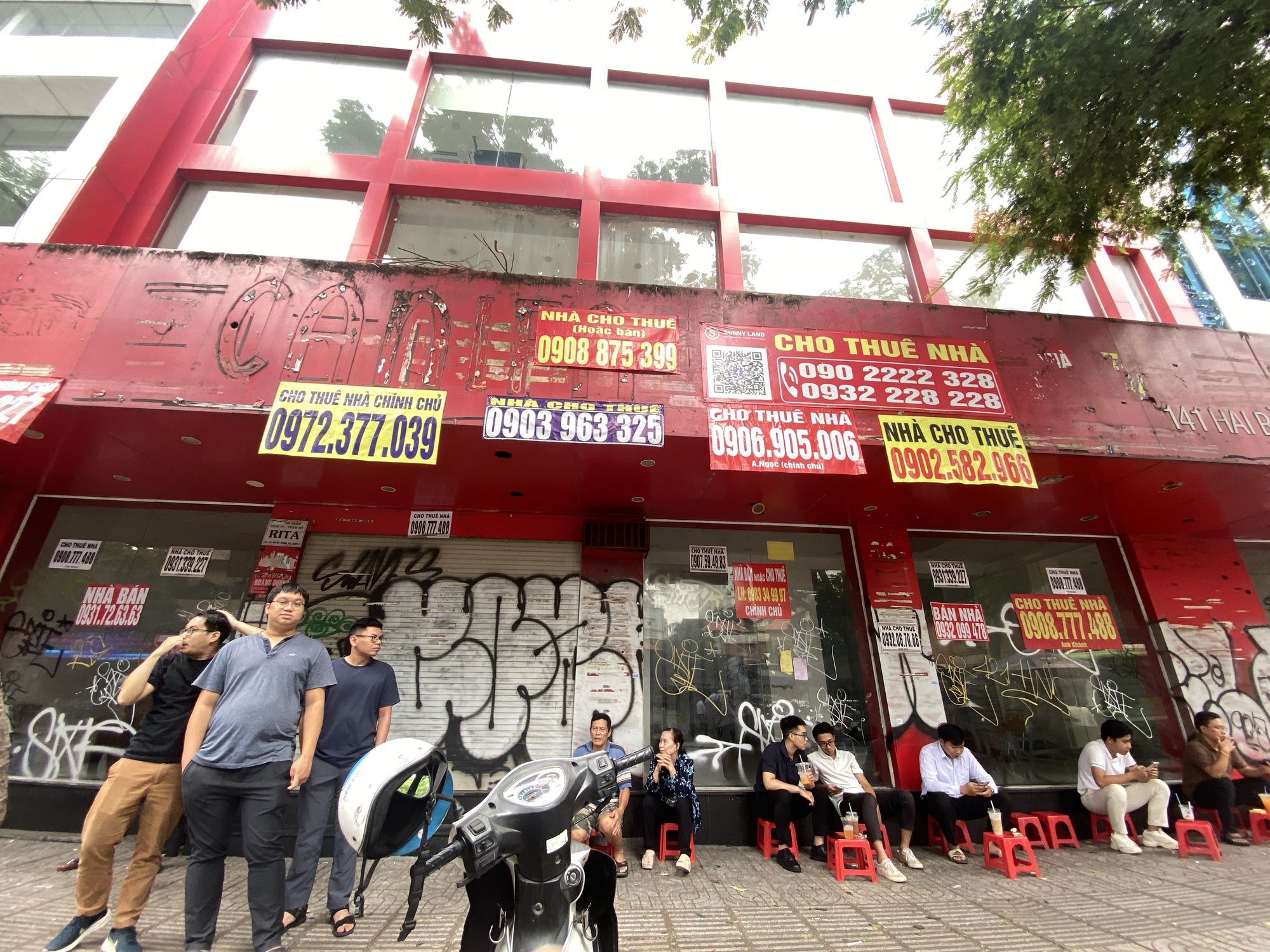 Khung cảnh lạ tại "khu nhà giàu" giữa lòng TP.HCM: Hàng loạt mặt bằng đóng cửa cho thuê, treo biển giảm giá vẫn không có khách- Ảnh 3. Khung cảnh lạ tại "khu nhà giàu" giữa lòng TP.HCM: Hàng loạt mặt bằng đóng cửa cho thuê, treo biển giảm giá vẫn không có khách- Ảnh 3.
