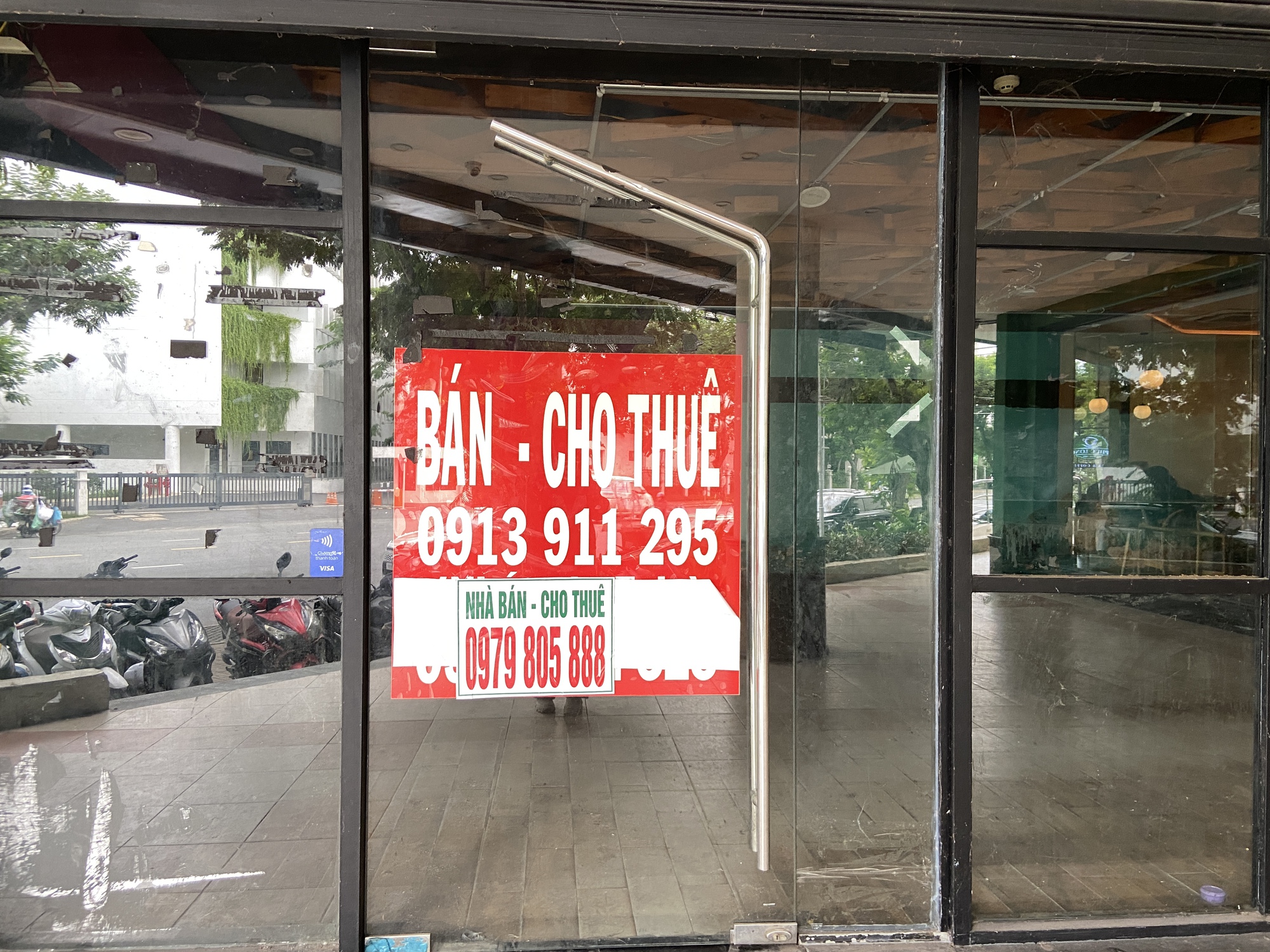 Khung cảnh lạ tại "khu nhà giàu" giữa lòng TP.HCM: Hàng loạt mặt bằng đóng cửa cho thuê, treo biển giảm giá vẫn không có khách- Ảnh 4. Khung cảnh lạ tại "khu nhà giàu" giữa lòng TP.HCM: Hàng loạt mặt bằng đóng cửa cho thuê, treo biển giảm giá vẫn không có khách- Ảnh 4.