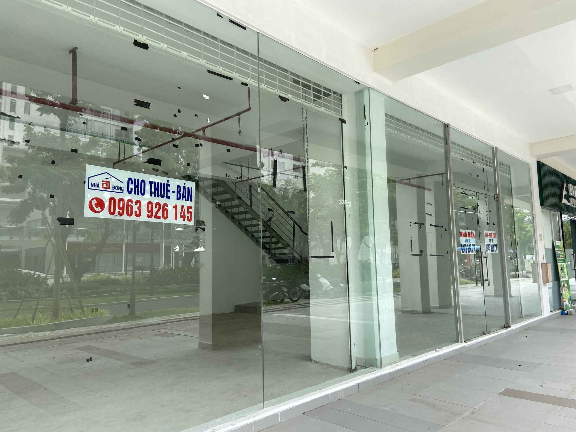 Khung cảnh lạ tại "khu nhà giàu" giữa lòng TP.HCM: Hàng loạt mặt bằng đóng cửa cho thuê, treo biển giảm giá vẫn không có khách- Ảnh 5. Khung cảnh lạ tại "khu nhà giàu" giữa lòng TP.HCM: Hàng loạt mặt bằng đóng cửa cho thuê, treo biển giảm giá vẫn không có khách- Ảnh 5.