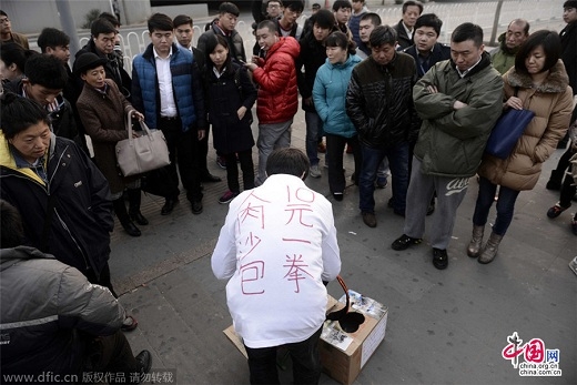 Người đàn ông cầu xin người khác đánh mình vì lý do đáng thương đến rơi nước mắt- Ảnh 2.