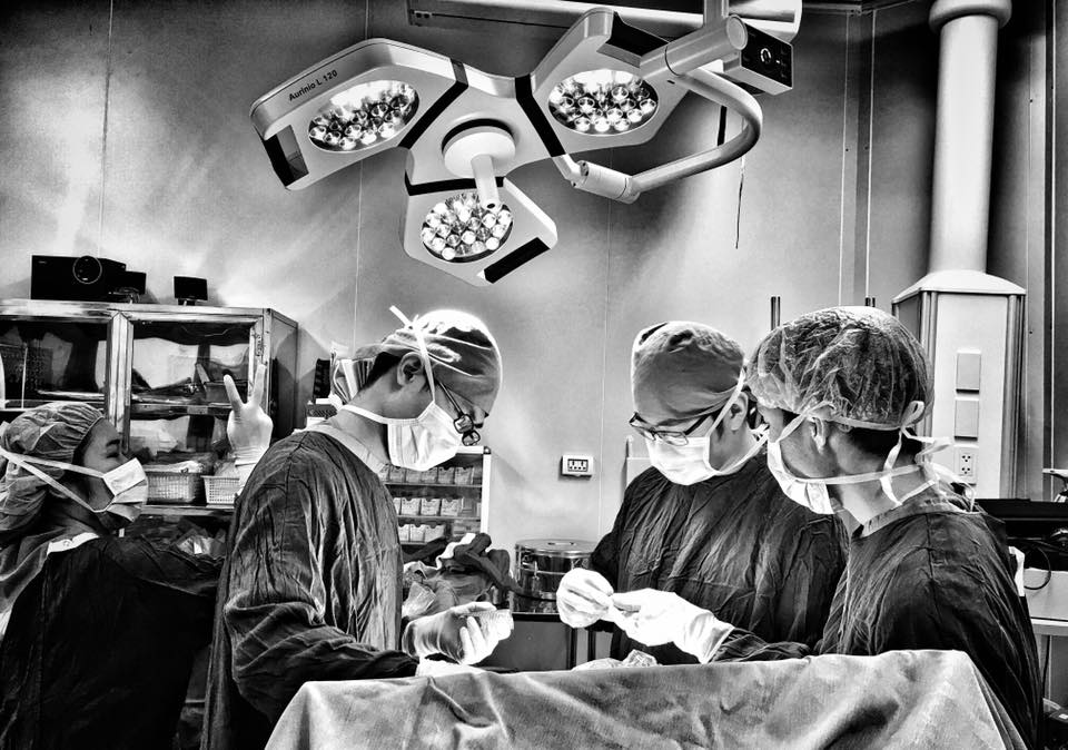 Bác sĩ 15 năm làm việc trong phòng cấp cứu: Chúng tôi phải tự nhủ rằng “Người ta không đánh bác sĩ, người ta đánh nỗi sợ trong mình” - Ảnh 1.