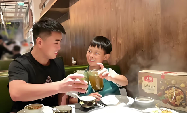 2 bố con trò chuyện trong quán ăn, khách bàn bên nghe được 1 câu, vội đăng lên MXH: Cách dạy con này lạ quá!- Ảnh 1.