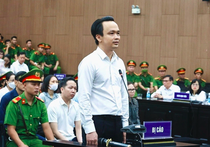 Cựu chủ tịch FLC Trịnh Văn Quyết cùng 2 em gái chuẩn bị hầu toà- Ảnh 1.