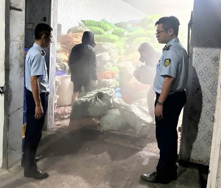 12 tấn chân gà bốc mùi, không rõ nguồn gốc bị phát hiện ở Quảng Ninh - Ảnh 1.