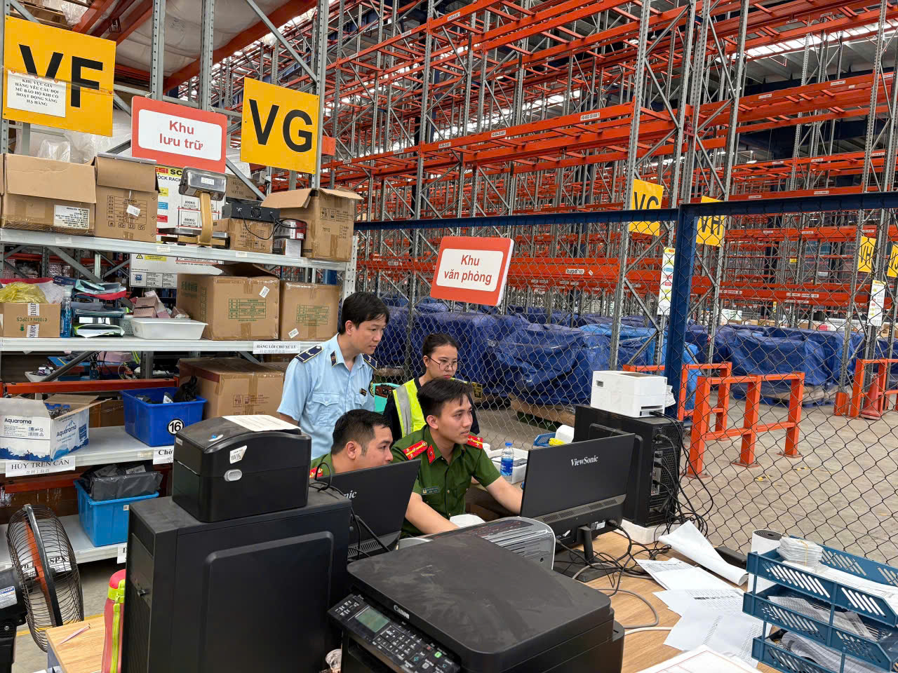 Kiểm tra Công ty Á Châu ở Bắc Ninh, phát hiện 226.000 sản phẩm hóa mỹ phẩm, đồ thời trang, hàng gia dụng không rõ nguồn gốc xuất xứ - Ảnh 1.