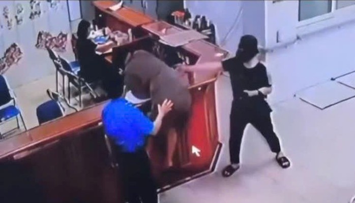 Thông tin mới vụ nữ nhân viên y tế bị hành hung tại bệnh viện- Ảnh 1.