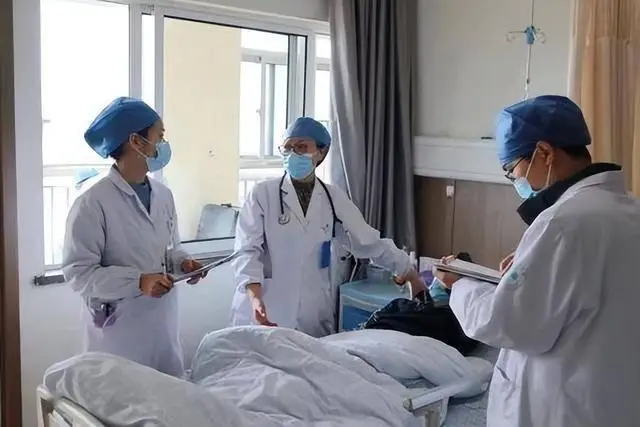 Chàng trai 26 tuổi đột tử vì say nắng, bác sĩ chỉ 4 dấu hiệu cảnh báo nguy hiểm của cơ thể trong thời tiết nắng nóng- Ảnh 1.