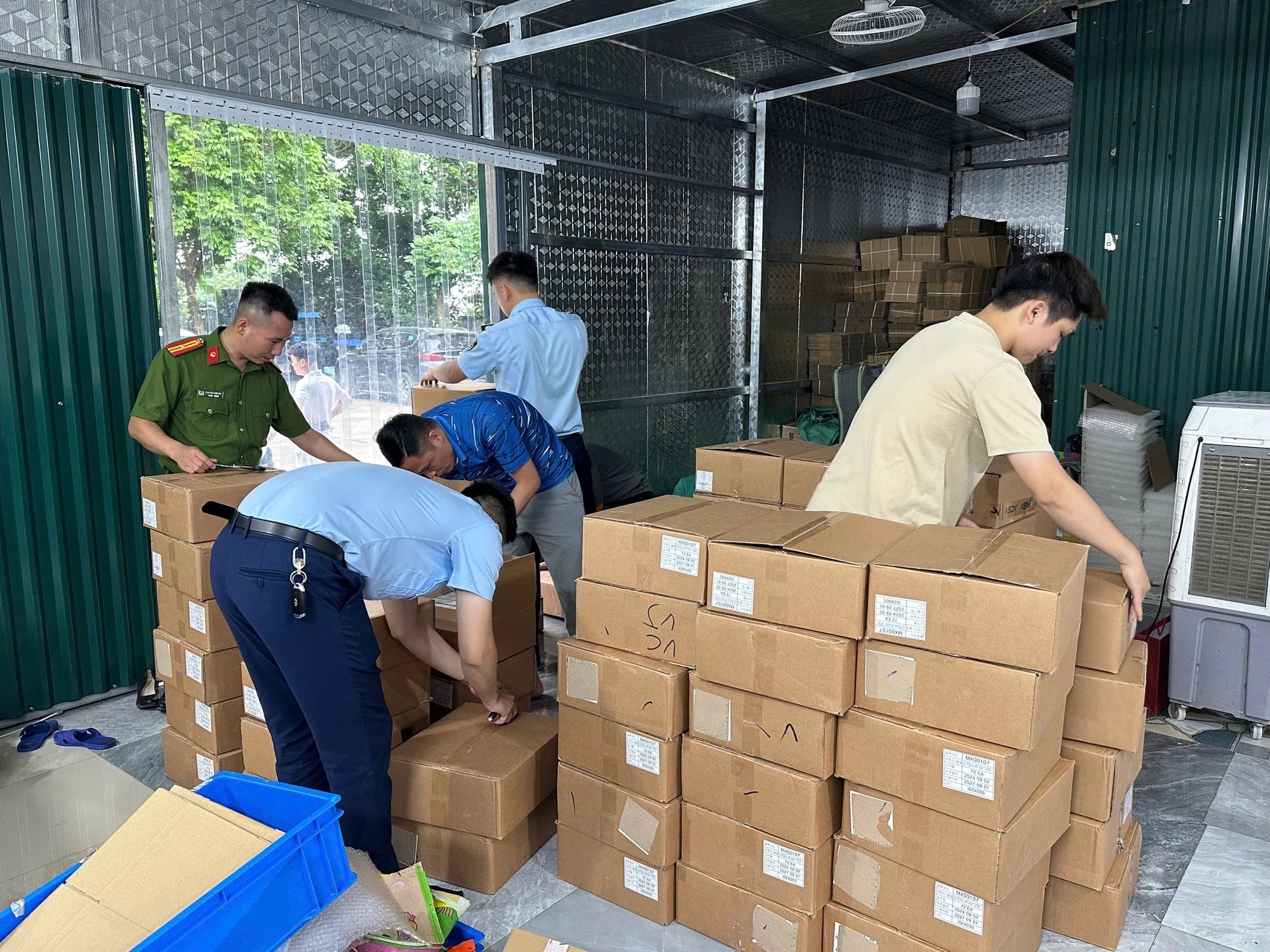 5.400 lọ mỹ phẩm dưỡng da nhập lậu tại kho hàng của Ngân Korea: Có những hãng nào?- Ảnh 6. 5.400 lọ mỹ phẩm dưỡng da nhập lậu tại kho hàng của Ngân Korea: Có những hãng nào?- Ảnh 6.