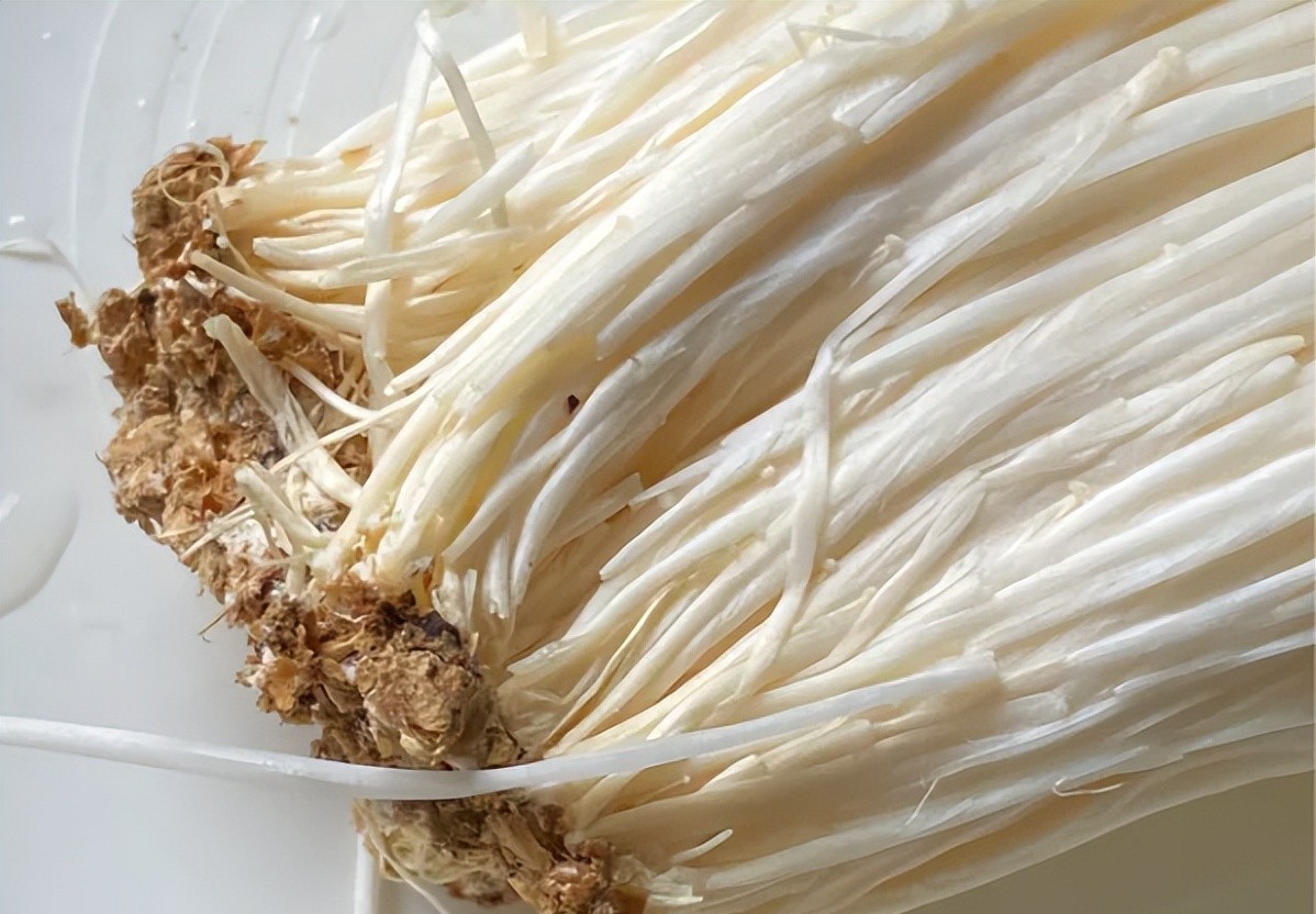 Kinh nghiệm của tôi khi mua nấm kim châm nấu ăn: Hãy nhớ "2 có - 3 không" để chọn được nấm tuyệt đối chuẩn tươi ngon- Ảnh 1.