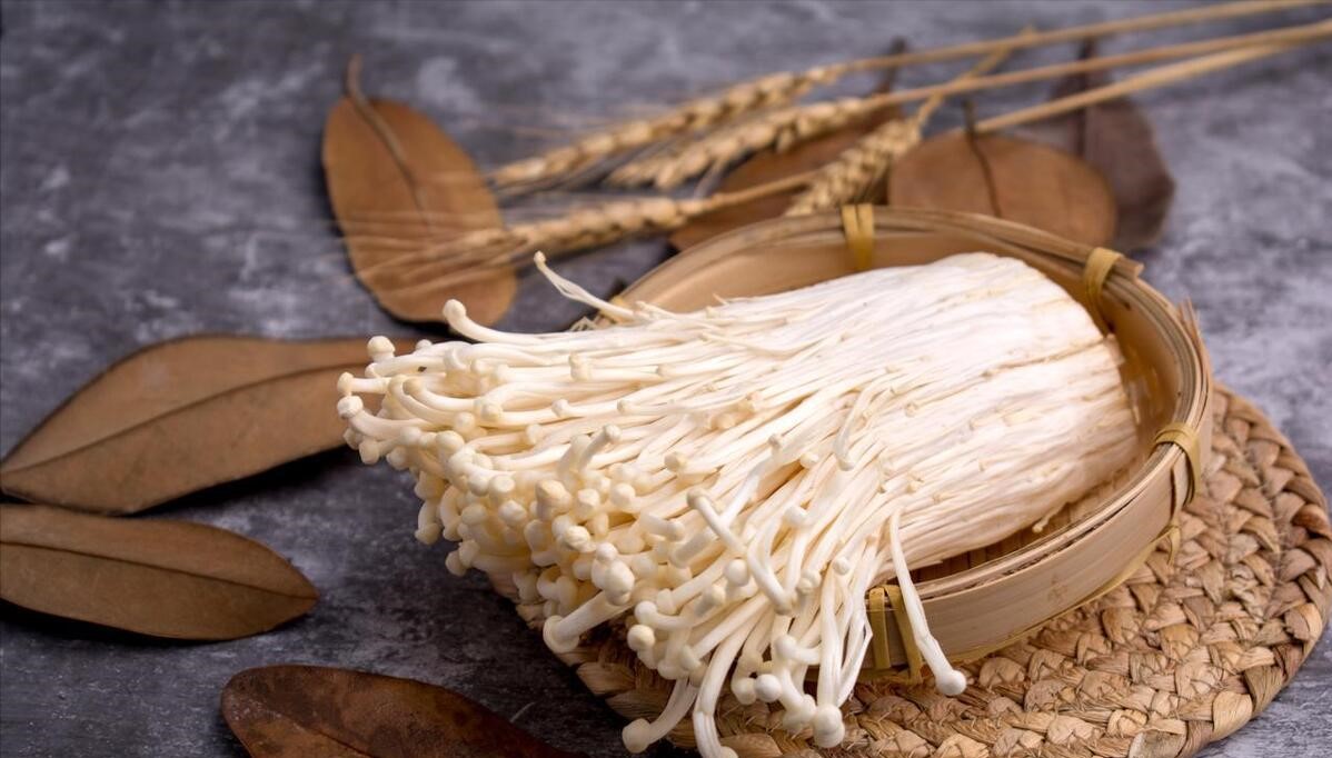 Kinh nghiệm của tôi khi mua nấm kim châm nấu ăn: Hãy nhớ "2 có - 3 không" để chọn được nấm tuyệt đối chuẩn tươi ngon- Ảnh 2.