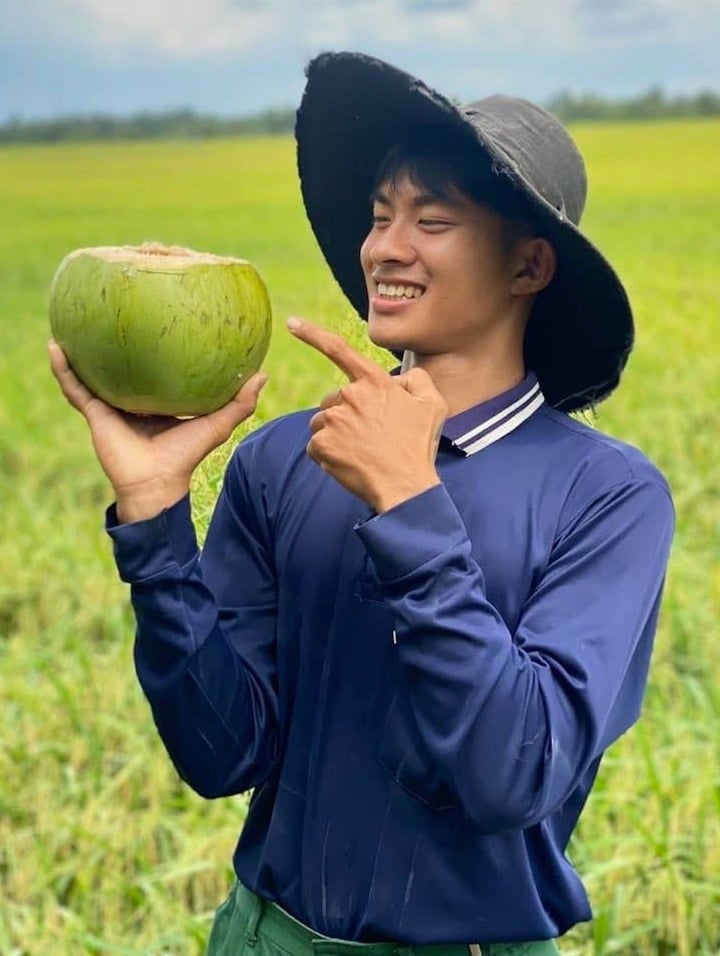 Bật khóc khi nhắc về nghề xe ôm, Lê Tuấn Khang 'đám giỗ bên cồn' gây tranh cãi- Ảnh 1.