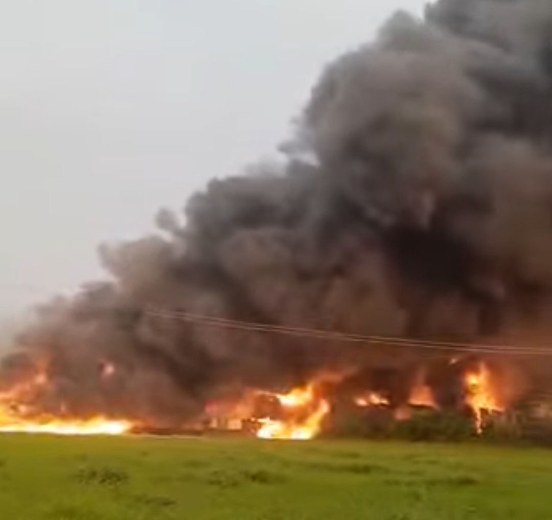 TP HCM: Khói cuồn cuộn trong vụ cháy lớn nhà xưởng ở Hóc Môn- Ảnh 1.