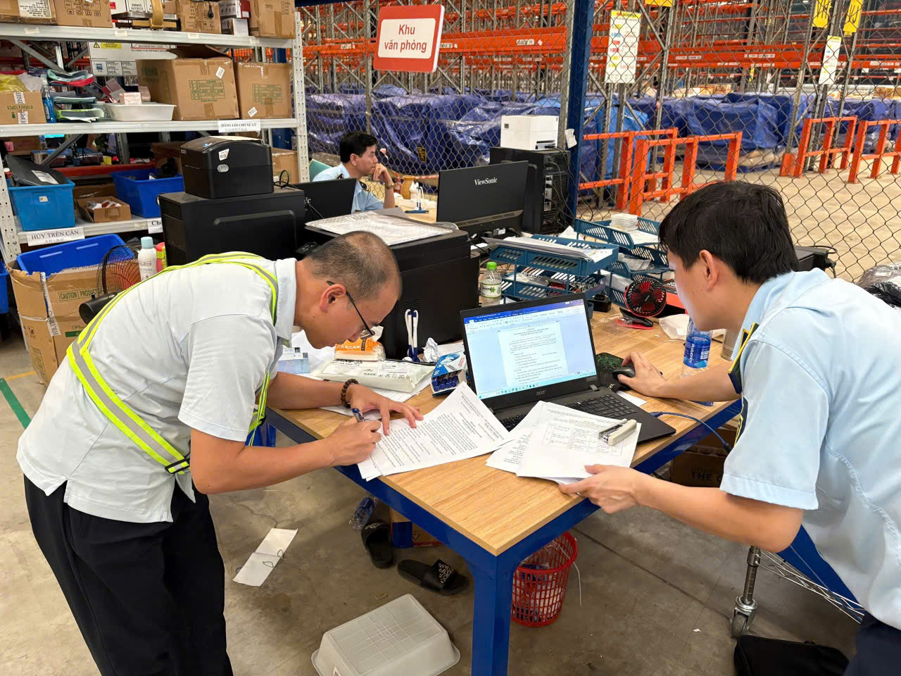 Thu giữ hàng trăm nghìn sản phẩm mỹ phẩm, thời trang nhập lậu - Ảnh 1.